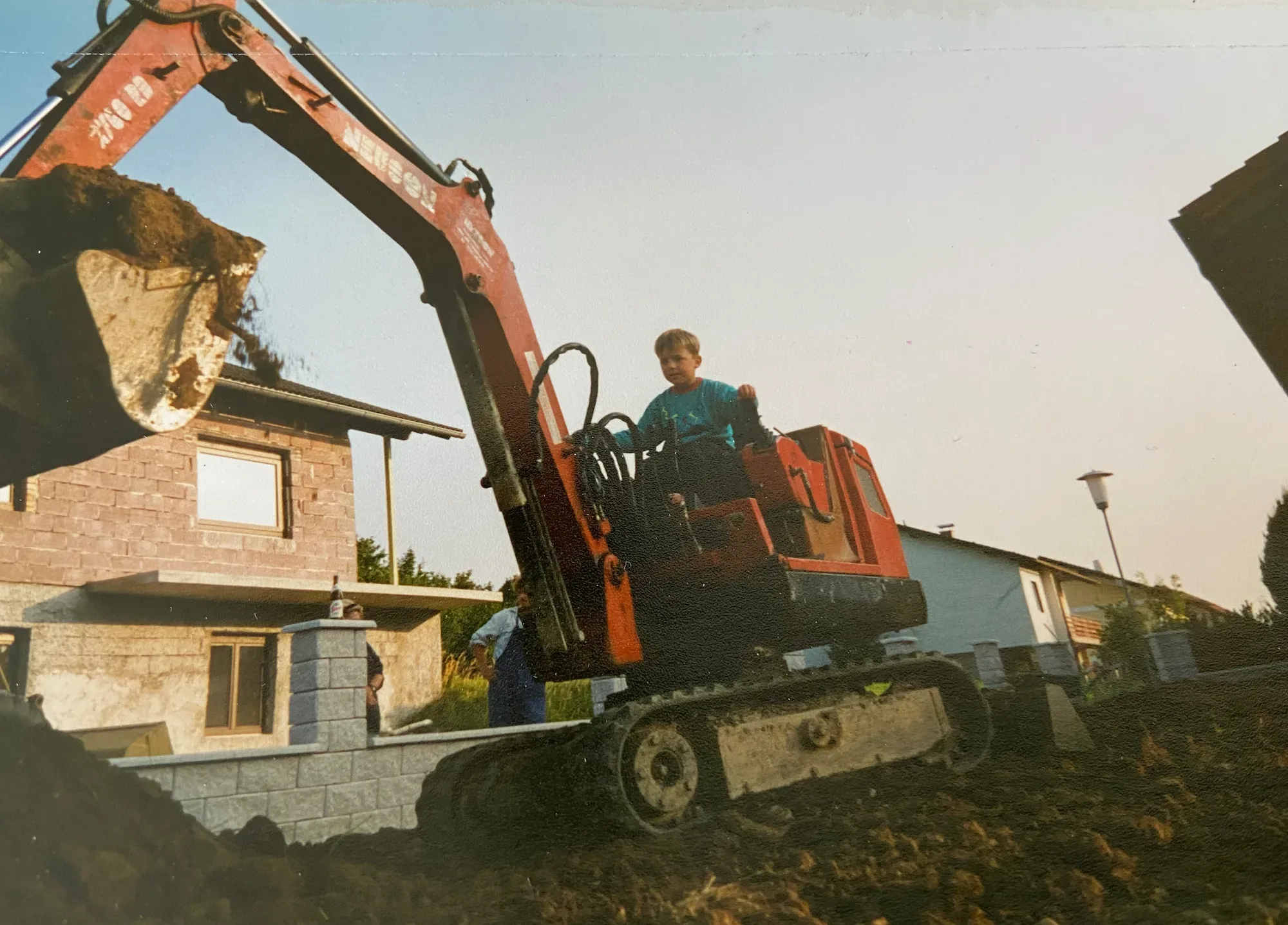Reslhauns beim Baggern mit 5 Jahre Der Chef der Reslhauns GmbH mit fünf Jahren auf dem Bagger.