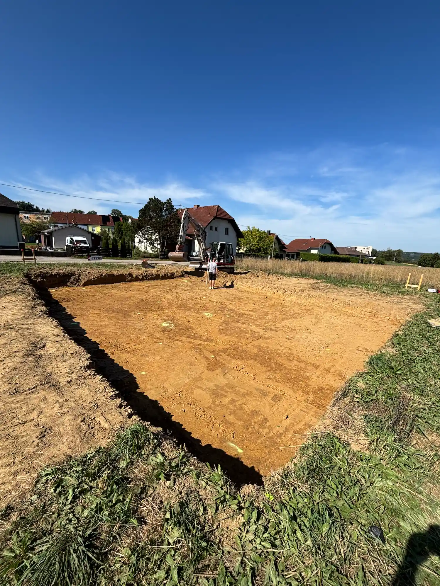 Firma Reslhauns GmbH in Linz beim Aushub eines Fundaments für ein Einfamilienhaus